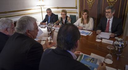 Susana D&iacute;az y Elena V&iacute;boras, con los representantes de los agricultores.