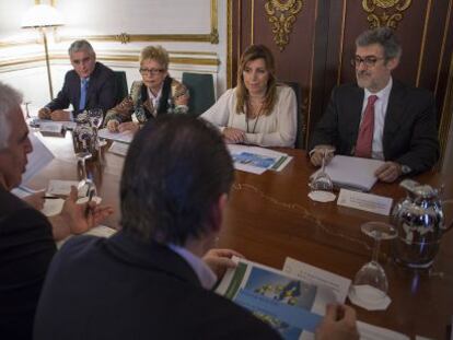 Susana D&iacute;az y Elena V&iacute;boras, con los representantes de los agricultores.