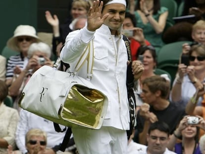 Las estrictas normas de los organizadores del torneo de tenis de Wimbledon piden que los participantes vayan vestidos de blanco. No están permitidos otros colores como en el resto del circuito. Así, con el blanco como base, las firmas de ropa deportiva han diseñado, un año más, modelos exclusivos para los tenistas que participan en Wimbledon. Uno de los primeros en apostar por una nueva imagen ha sido Roger Federer. Este año ha lucido una casaca estilo militar con un pantalón blanco, con complementos del mismo color combinados con detalles dorados. Maria Sharapova (derecha) también ha apostado por una chaqueta estilo militar y como novedad un bolso de largas asas y cremalleras. Serena Williams ha optado por una gabardina corta y, por supuesto, sus habituales brillantes.