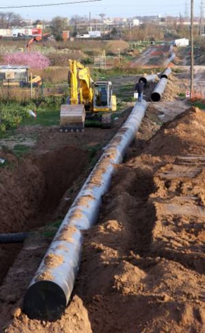 En la imagen trabajos de construcción de las nuevas canalizaciones entre el Llobregat, en Sant Joan D'Espí y Nou Barris, que formarán parte de Aguas del Ter-Llobregat. EFE/Archivo