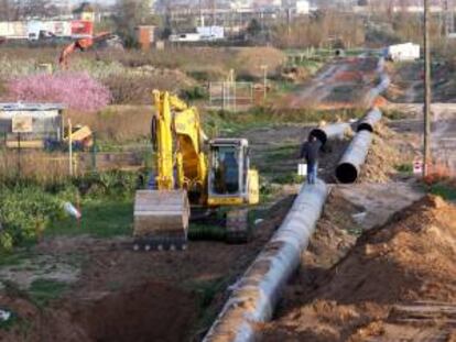 En la imagen trabajos de construcción de las nuevas canalizaciones entre el Llobregat, en Sant Joan D'Espí y Nou Barris, que formarán parte de Aguas del Ter-Llobregat. EFE/Archivo
