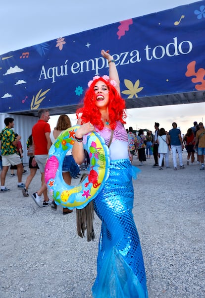 Una asistente al Spring Festival de Alicante celebra su despedida de soltera.