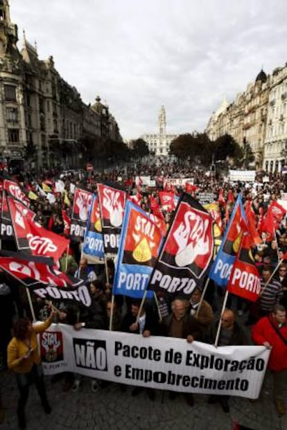 Centenares de personas se manifiestan en contra la Troika de la Unión Europea y de las medidas de austeridad, en Oporto, Portugal. EFE/Archivo