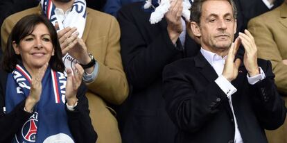 Sarkozy, derecha, en un partido del PSG el pasado s&aacute;bado.