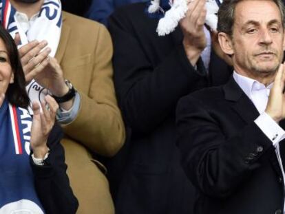 Sarkozy, derecha, en un partido del PSG el pasado s&aacute;bado.