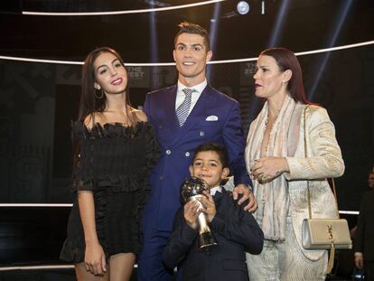 Georgina Rodr&iacute;guez junto a la familia de su novio Cristiano Ronaldo durante la gala &#039;The Best&#039;, el pasado lunes.