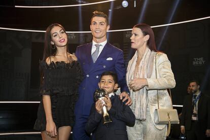 Georgina Rodr&iacute;guez junto a la familia de su novio Cristiano Ronaldo durante la gala &#039;The Best&#039;, el pasado lunes.