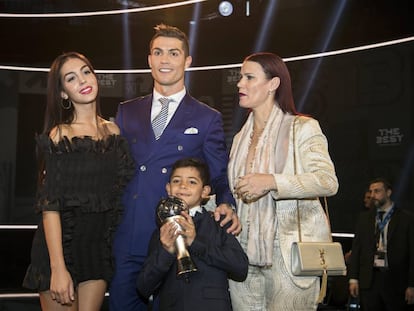 Georgina Rodr&iacute;guez junto a la familia de su novio Cristiano Ronaldo durante la gala &#039;The Best&#039;, el pasado lunes.