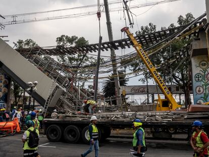 Trabajadores laboran en la remoción de escombros y estructuras tras el accidente de la Línea 12 del metro en Ciudad de México.
