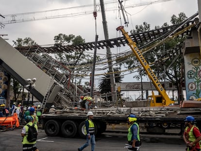 Trabajadores laboran en la remoción de escombros y estructuras tras el accidente de la Línea 12 del metro en Ciudad de México.