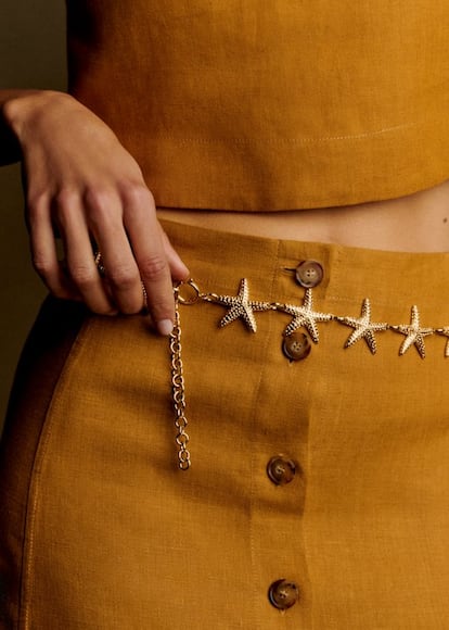 El accesorio de verano perfecto podría ser este cinturón dorado de Sézane. Con motivos de estrellas marinas será el perfecto aliado de vestidos, faldas o pantalones de cualquier silueta y color. Está disponible en dos tallas y ha sido fabricado en Italia. (95 €)