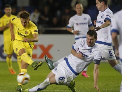 Denis Su&aacute;rez dispara en el duelo contra el Dinamo.