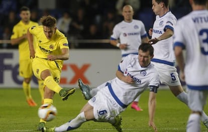 Denis Su&aacute;rez dispara en el duelo contra el Dinamo.