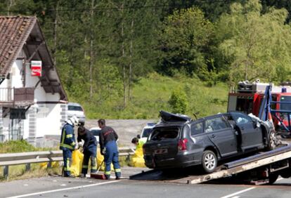 Una grúa recoge los restos del coche accidentado en Amurrio.