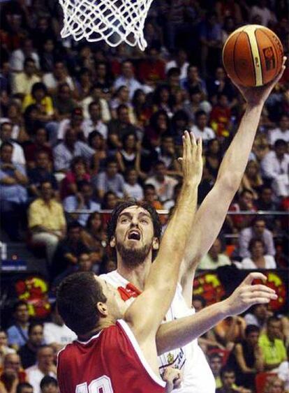 Gasol se dispone a encestar.