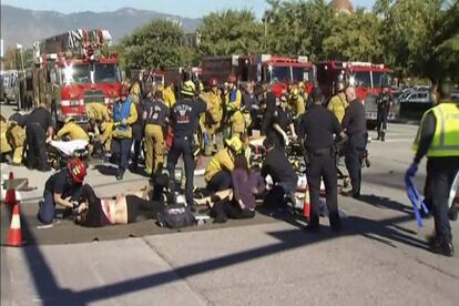 Els equips de rescat atenen els ferits fora d'un centre que ofereix serveis socials, a San Bernardino.
