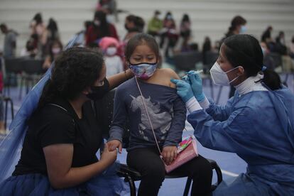 Una niña es vacunada en Cuenca (Ecuador), en noviembre de 2021.