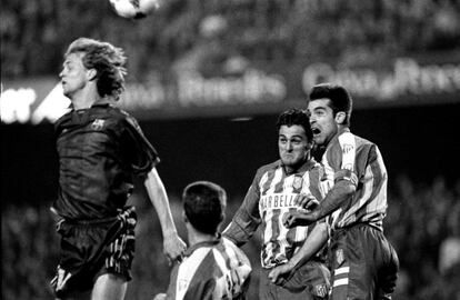 Kiko salta entre Jordi Cruyff, Geli y Solozábal en un duelo en el Camp Nou (1996).