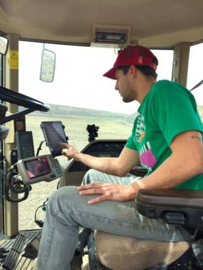 El agricultor Marcos Garcés, en su tractor. 