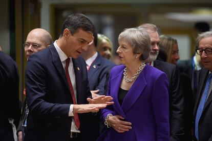 El presidente del Gobierno, Pedro Sánchez, charla con Theresa May durante una cumbre europea sobre el Brexit, en Bruselas el 18 de octubre de 2018.