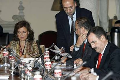 Carmen Calvo, junto al director general del Libro, Rogelio Blanco (de pie); el subsecretario de Cultura, Antonio Hidalgo, y, a la derecha, Julián Lanzarote, ayer en la reunión del Patronato del Archivo de la Guerra Civil.