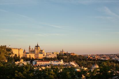 El 'skyline' de Madrid que se ve cuando se llega a la ciudad por el sur: asomando por encima del río Manzanares aparecen la catedral de la Almudena y el Palacio Real de Madrid.