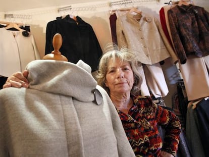 La diseñadora María Bort, en su local.