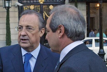 El presidente de ACS, Florentino Pérez, junto al primer ejecutivo de Hochtief, Marcelino Fernández Verdes.