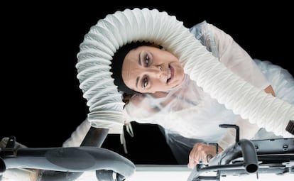Escena de la obra 'Pura passió', interpretada por la actriz Cristina Plazas.