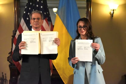 U.S. Treasury Secretary Scott Bessent and Ukrainian First Deputy Prime Minister Yulia Svyrydenko pose after signing a deal that will give the United States preferential access to new Ukrainian minerals deals and fund investment in Ukraine's reconstruction, in Washington, D.C., U.S., April 30, 2025, in this picture obtained from social media.  U.S. DEPARTMENT OF THE TREASURY/via REUTERS  THIS IMAGE HAS BEEN SUPPLIED BY A THIRD PARTY. 