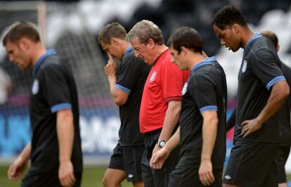 Hodgson, con sus jugadores en un entrenamiento.