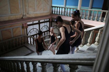 Varias estudiantes de ballet durante un descanso.