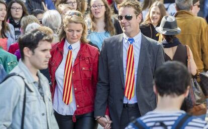 Dos turistas lucen una corbata con la estelada.