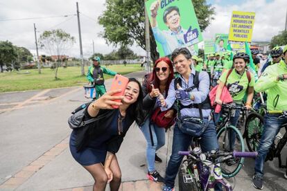 Claudia López, durante un recorrido en bicicleta por Bogotá.