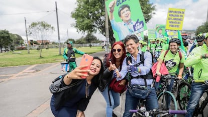 Claudia López, durante un recorrido en bicicleta por Bogotá.