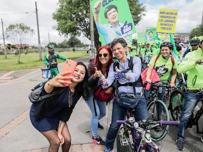 Claudia López, durante un recorrido en bicicleta por Bogotá.