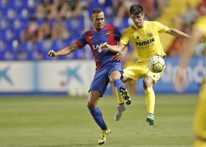 Gerard Moreno (derecha), en un amistoso de pretemporada ante el Levante  