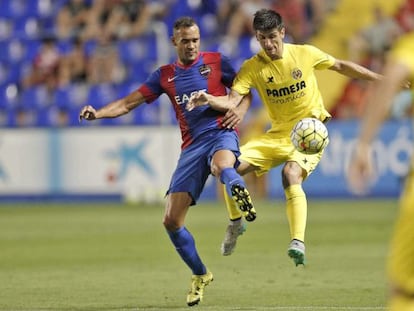 Gerard Moreno (derecha), en un amistoso de pretemporada ante el Levante  