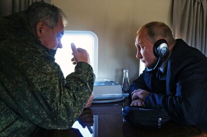 El presidente ruso Vladimir Putin (d) y el ministro de Defensa Sergei Shoigu (i) asisten a las maniobras militares más grandes de Rusia.