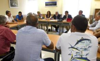 El ministro de Agricultura y Pesca, Miguel Arias Cañete (c), junto al secretario general de Pesca, Carlos Domínguez (d, centro), y la delegada del Gobierno de Andalucía, Carmen Crespo (i, centro), durante el encuentro que ha mantenido hoy en Barbate (Cádiz) con representantes del sector pesquero.