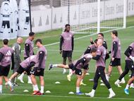 Eduardo Camavinga, en el entrenamiento de este jueves junto a sus compañeros en Valdebebas.