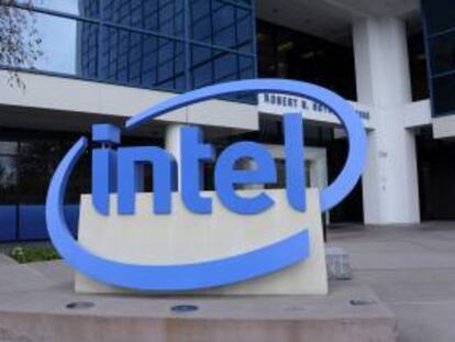 Imagen de archivo del pasado 11 de enero de 2013 que muestra el logotipo de Intel en la sede de Santa Clara, California, Estados Unidos. EFE/Archivo