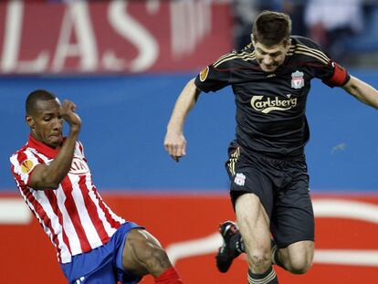 Perea arrebata el balón a Gerrard.