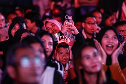 Un niño con una diadema de 2025 rodeado de gente durante las celebraciones de Año Nuevo en Jakarta (Indonesia). 
