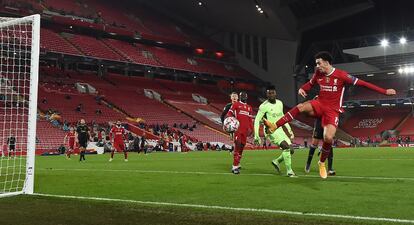 Jones marca el gol del Liverpool ante la mirada de Onana, que había dejado pasar la pelota.