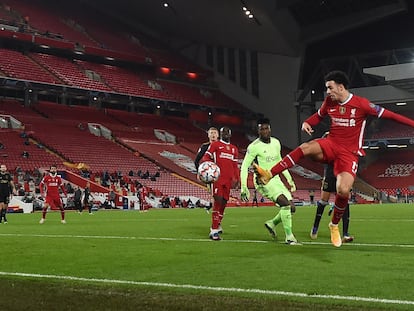 Jones marca el gol del Liverpool ante la mirada de Onana, que había dejado pasar la pelota.
