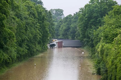 Camiones en una carretera inundada en Simbach am Inn, al sur de Alemania, el 2 de junio.