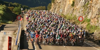 Hundreds of cyclists take part in the 200-kilometer Quebrantahuestos event.