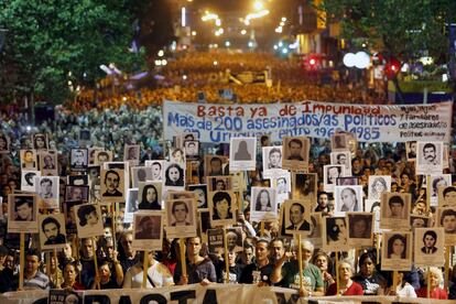 Miles de personas se manifiestan en silencio en 2015 por la avenida del Dieciocho de Julio de Montevideo (Uruguay) para pedir el esclarecimiento de los más de 150 desaparecidos durante la dictadura militar.