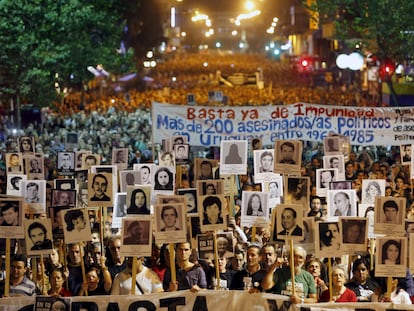 Miles de personas se manifiestan en silencio en 2015 por la avenida del Dieciocho de Julio de Montevideo (Uruguay) para pedir el esclarecimiento de los más de 150 desaparecidos durante la dictadura militar.